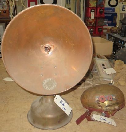 null Radiateur Lilor en cuivre et casque métal à bobines.