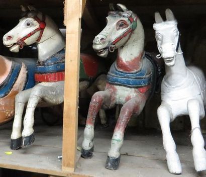 null Lot de 3 chevaux de manège en bois peint.