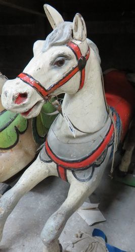 null Cheval de manège en bois peint, tunique rouge.