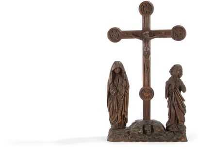 null Crucifixion en chêne sculpté en ronde-bosse avec restes de polychromie, accompagnée...