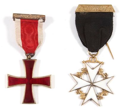 null Deux bijoux : Chevalier de Malte et Chevalier du Temple. Argent et émail, 18,2...