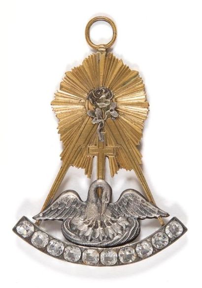 null Bijou de Chevalier Rose-Croix. Grand compas rayonnant contenant le Pélican à...