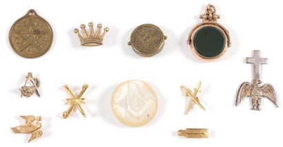 null Lot divers : bouton en nacre, médaille, symboles maçonniques miniatures, bouton...