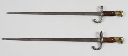 null Deux baïonnettes Gras modèle 1874.
Poignées en bois.
B.E. SF