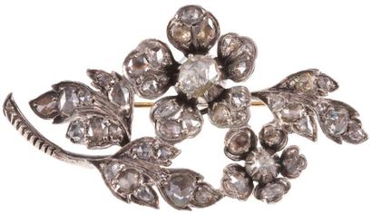null Broche fleur stylisée en argent, entièrement sertie de diamants taillés en roses....