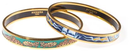 HERMES Bracelet en métal doré à décor marine émaillé. Signé