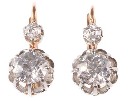 null Paire de boucles d'oreilles dormeuses en or rose, serties de diamants de taille...