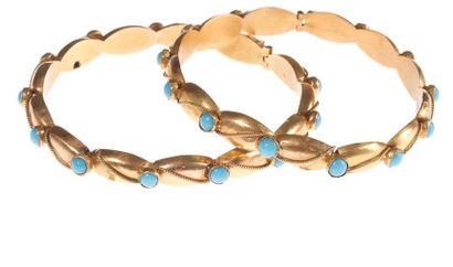 null Paire de bracelets ouvrant en or jaune, piqués de pierres de couleur turquoise....