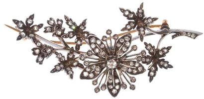 null Broche trembleuse en argent, en fleurs et feuilles stylisées serties de diamants...