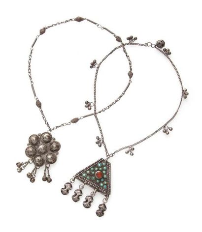 null Deux colliers en argent, Maroc, XXe siècle Le premier à pendentif à rosette...