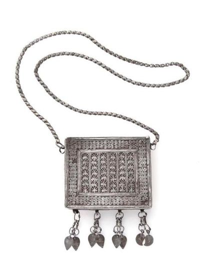 null Boîte talismanique montée en collier en argent, Algérie, XXe siècle Rectangulaire,...