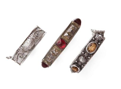 null Trois bracelets en argent, Algérie, Aurès, XXe siècle L'un, à décor ajouré et...