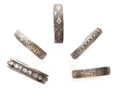 null Cinq bracelets en argent, Algérie, Aurès, début XXe siècle Trois fins bracelets...