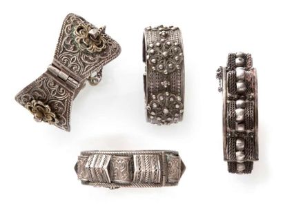 null Trois bracelets articulés et chevillère en argent, Maroc, Meknès, début XXe...