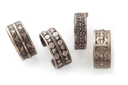 null Quatre bracelets en argent ciselé, Algérie, Aurès, début XXe siècle Trois à...
