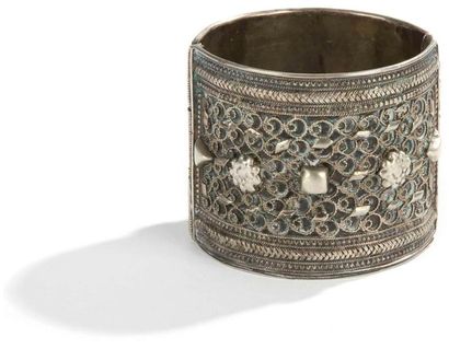 null Deux bracelets-manchettes en argent montés en vide-poches, Yémen, XXe siècle...