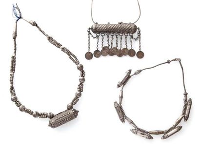 null Trois colliers en argent, Yémen, XXe siècle Trois colliers à pendentifs talismaniques...