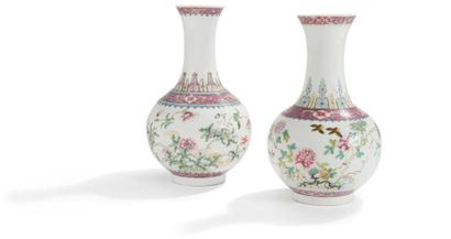 CHINE - XXe siècle Deux vases pouvant former une paire de forme «shangping» en porcelaine...