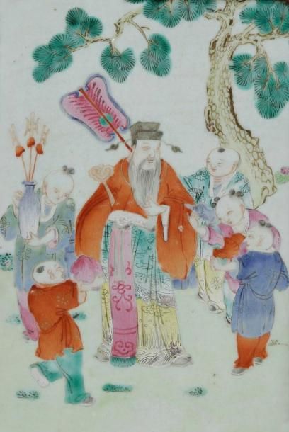 CHINE - XXe siècle Plaque en porcelaine émaillée polychrome à décor d'un immortel...