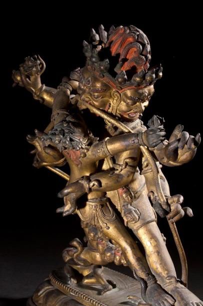 TIBET - XVIE SIÈCLE Groupe en bronze doré représentant Hayagriva debout sur des corps...