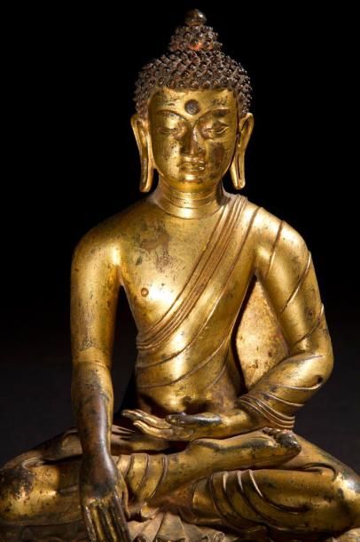 TIBET - XVIE SIÈCLE Statuette de cakyamuni assis sur le lotus en bronze doré, les...