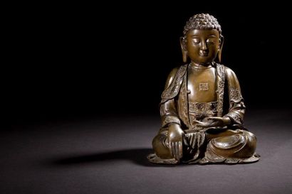 CHINE - Epoque MING (1368 - 1644) Statuette de bouddha en bronze à patine brune assis...