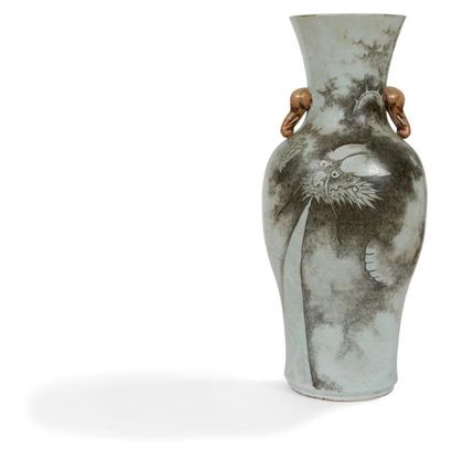 CHINE - Début XXe siècle Vase de forme balustre à col évasé décoré en émaux noirs...