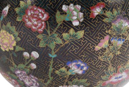 CHINE - Début XXe siècle Petite vasque en cuivre doré et émaux cloisonnés à décor...