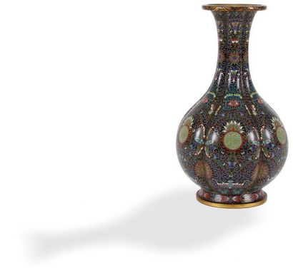CHINE - Début XXe siècle Vase de forme balustre et polylobée en cuivre doré et émaux...