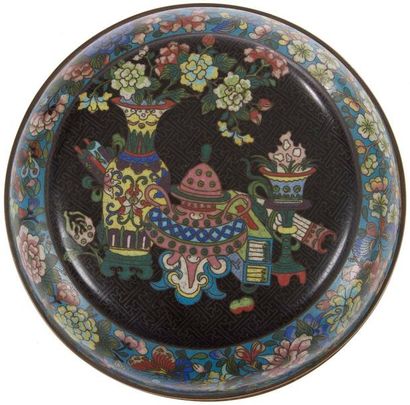 CHINE - XXe siècle Boîte ronde en bronze doré et émaux cloisonnés à fond bleu décorés...