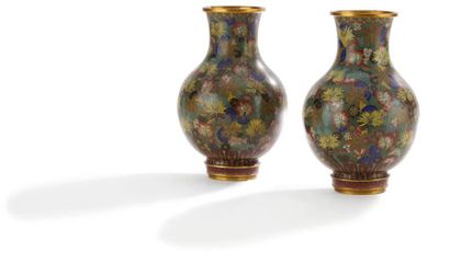 CHINE - XXe siècle Paire de vases de forme balustre en bronze et émaux cloisonnés...