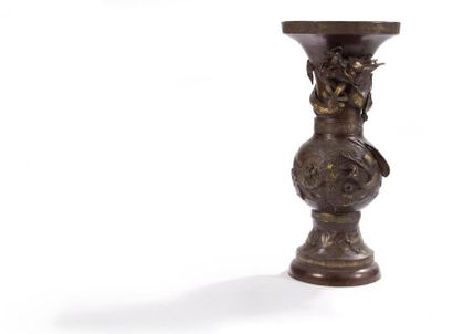 JAPON - Epoque MEIJI (1868 - 1912) Vase de forme balustre en bronze à patine brune...
