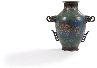 JAPON - Vers 1900 Vase de forme balustre en bronze et émaux cloisonnés à décor de...