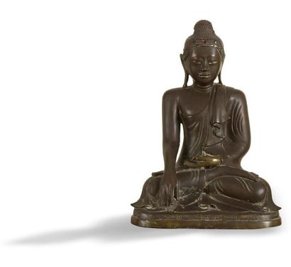 BIRMANIE - XXe siècle Statuette de bouddha assis en bronze à patine brune. Haut.:...