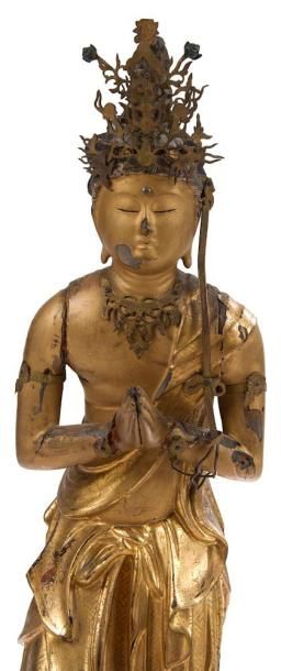 JAPON - Epoque EDO (1603 - 1868) Statuette de divinité debout, les mains jointes,...
