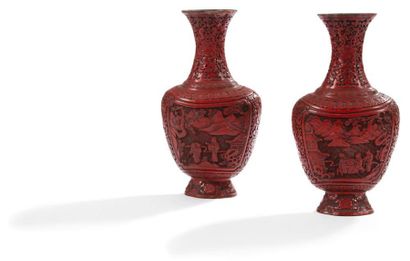 CHINE - XIXe siècle Paire de vases de forme balustre en laque rouge à décor sculpté...
