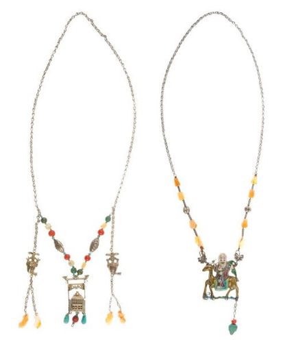CHINE - Début XXe siècle Deux colliers avec pendentifs en argent émaillé en forme...