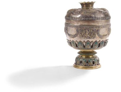 CAMBODGE - XXe siècle Pot couvert en argent partiellement émaillé à décor repoussé...
