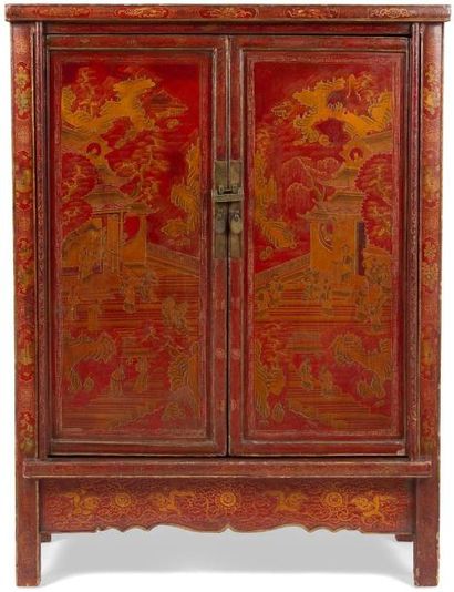 CHINE - XIXe siècle Armoire ouvrant à deux portes en bois laqué rouge décorée en...