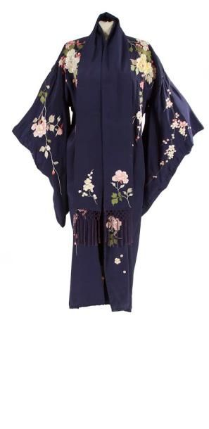 JAPON - XXe siècle Kimono en soie bleue à décor brodé de pivoines et pruniers en...