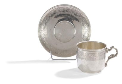 null Tasse à déjeuner et sa soucoupe de forme ronde et anse latérale en argent. Le...