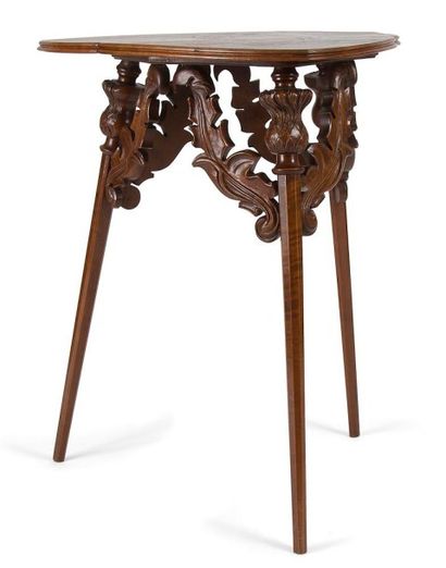 Émile GALLÉ (1846-1904) Table d'appoint en noyer. Les trois pieds fuselés et facettés...