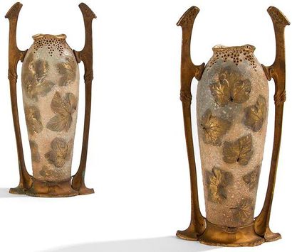 AMPHORA AUSTRIA Paire de grands vases naturalistes recevant une monture Jugendstil...