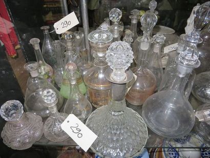 null Lot important de carafes et vases, une lampe, un service en porcelaine (théière,...