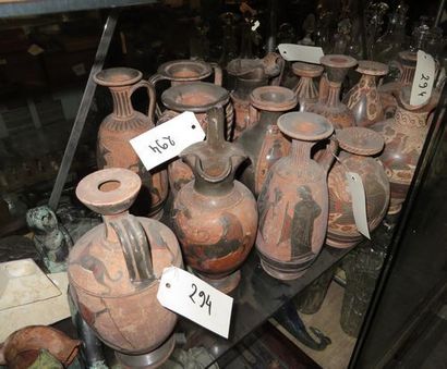 null Lot d'antiques : quinzaine de vases style greco-romain, statuettes, dagues en...