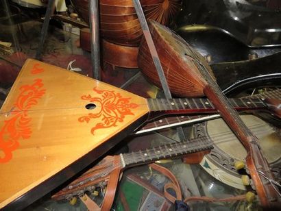 null Lot d'intruments de musique comprenant mandolines, cithares, violons, archets...