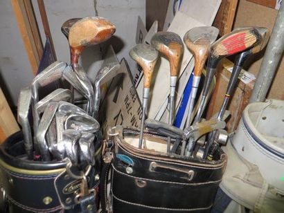 null Important lot de clubs de golf, vieux modèles (6 sacoches). On joint deux c...