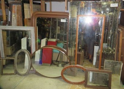 null Lot d'environ 48 miroirs de tailles diverses dont une vingtaine sans cadre et...