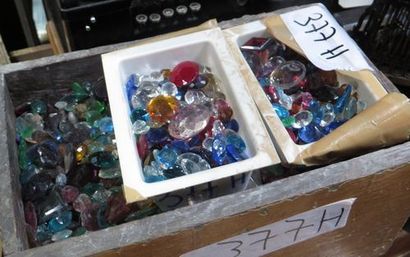 null Fort lot de pierres en verre facettées de différentes couleurs et différentes...
