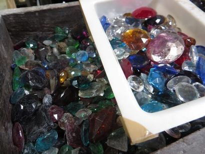 null Fort lot de pierres en verre facettées de différentes couleurs et différentes...